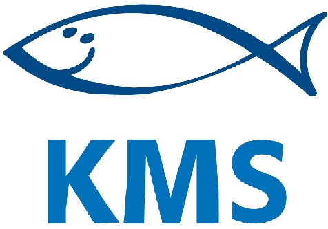 logótipo com um peixe e as iniciais KMS.